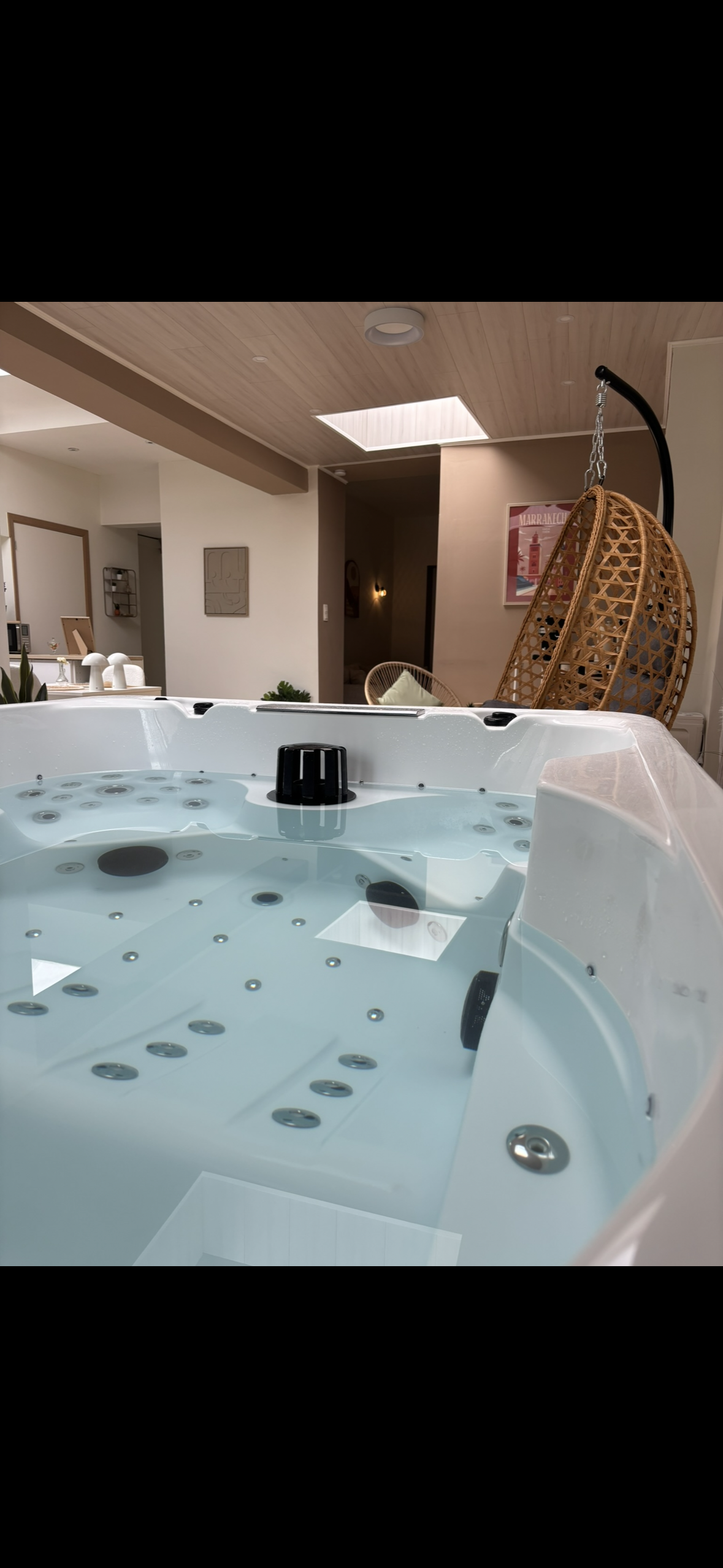 Jacuzzi privatif ambiance rouge BOAM SUITE